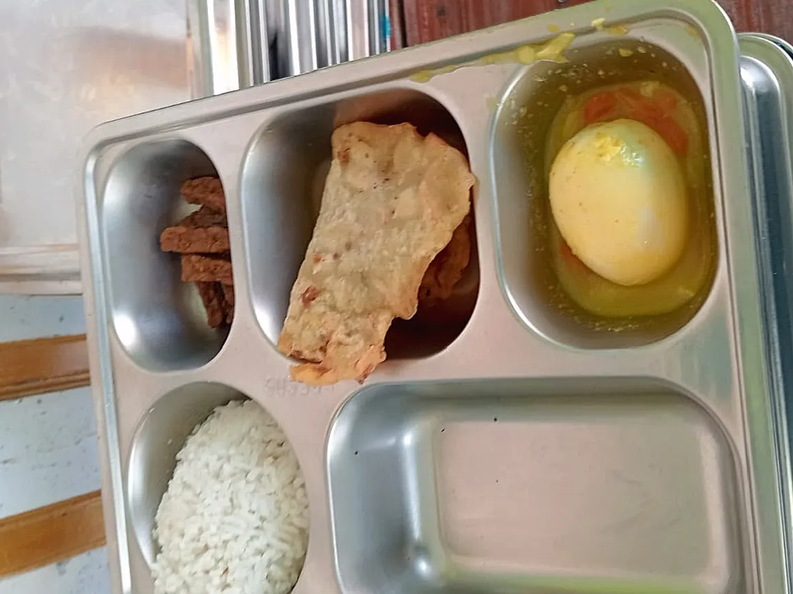 MBG Ditolak Sekolah: Menu Diduga Basi, Dapur SPPG Kedawung Ternyata Belum Bersertifikat