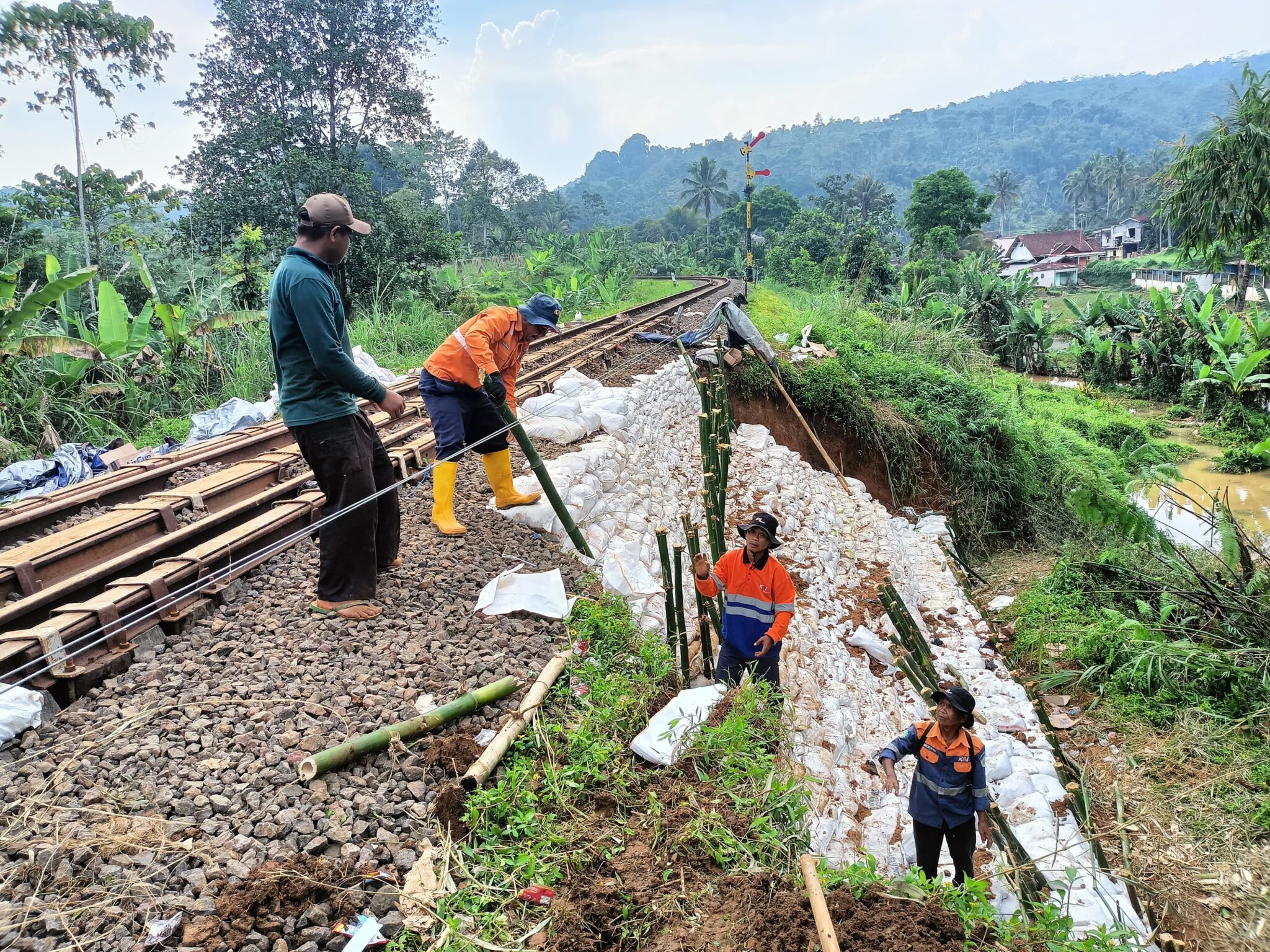 KAI Daop 2 Bandung Percepat Perbaikan Rel di Cianjur
