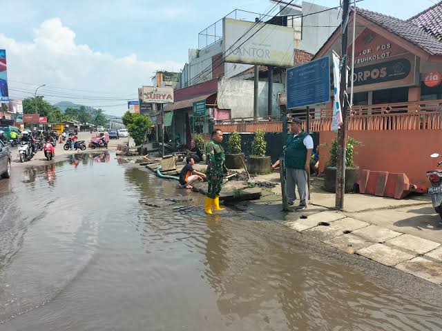 Drainase yang Buruk, Jalan Raya  Dayeuhkolot  Tergenang Meski Tak Diguyur Hujan
